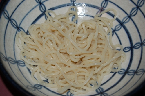 Put some noodles into bottom of bowl